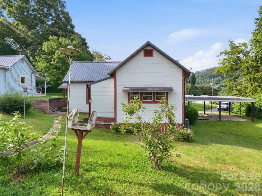 209 Virginia Avenue, Marion, NC 28752.  MLS# CAR4402750, YatesRealty ID 38210. 