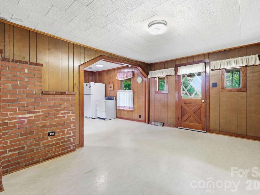 209 Virginia Avenue, Marion, NC 28752.  MLS# CAR4402750, YatesRealty ID 38210. 