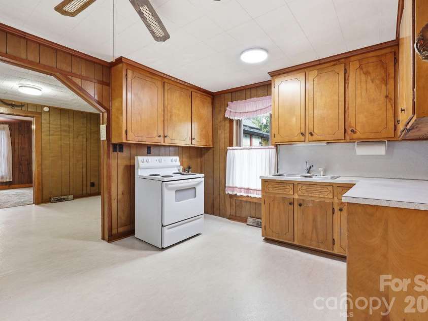 209 Virginia Avenue, Marion, NC 28752.  MLS# CAR4402750, YatesRealty ID 38210. 