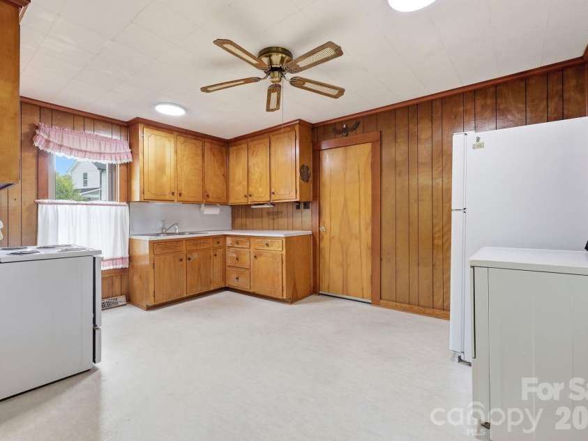 209 Virginia Avenue, Marion, NC 28752.  MLS# CAR4402750, YatesRealty ID 38210. 