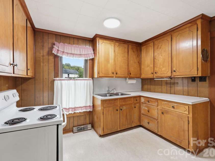 209 Virginia Avenue, Marion, NC 28752.  MLS# CAR4402750, YatesRealty ID 38210. 