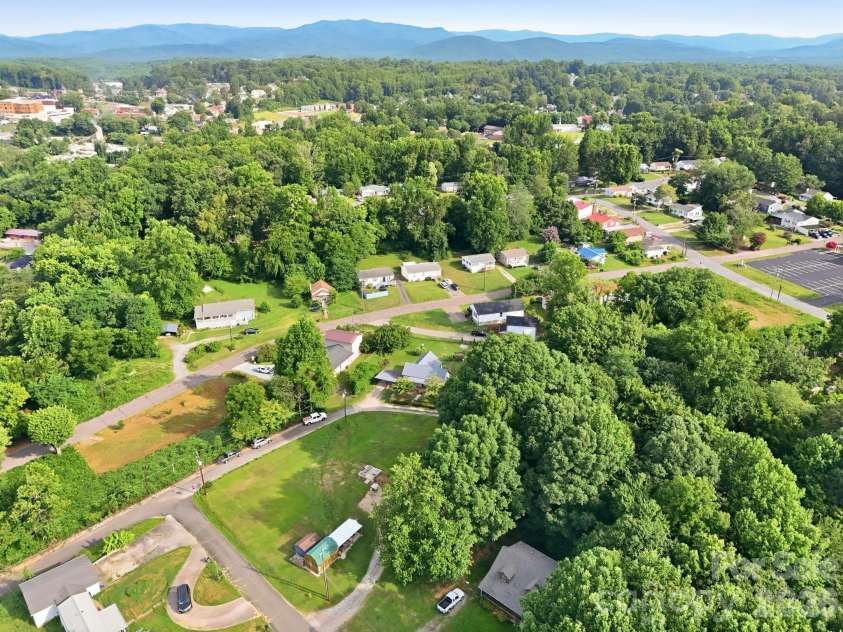 209 Virginia Avenue, Marion, NC 28752.  MLS# CAR4402750, YatesRealty ID 38210. 