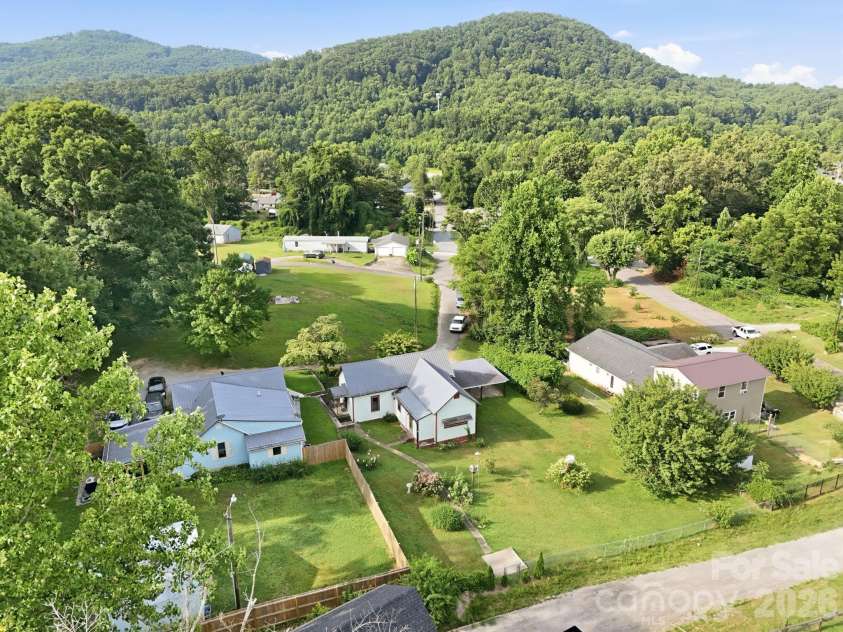 209 Virginia Avenue, Marion, NC 28752.  MLS# CAR4402750, YatesRealty ID 38210. 