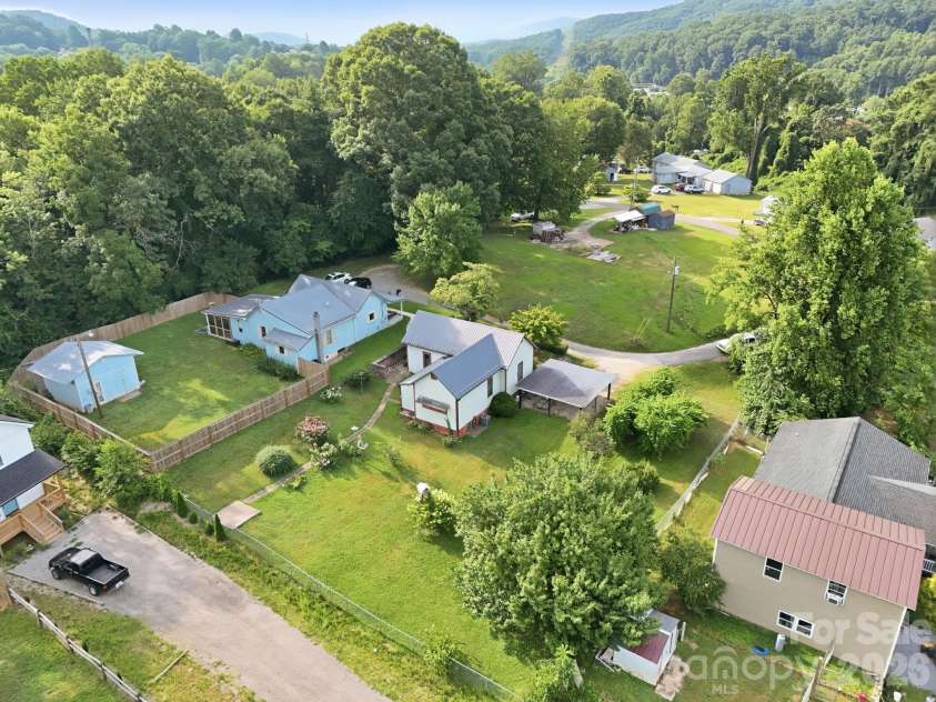 209 Virginia Avenue, Marion, NC 28752.  MLS# CAR4402750, YatesRealty ID 38210. 