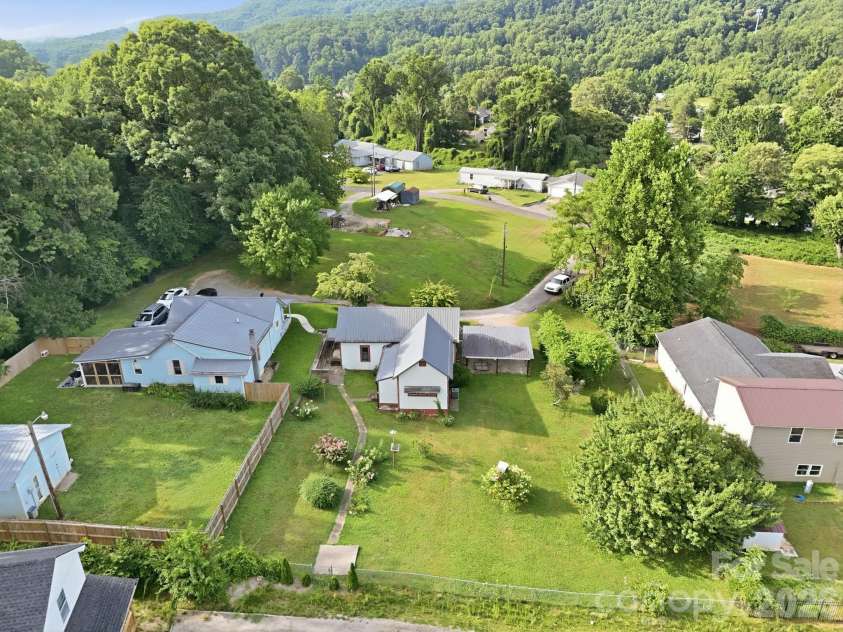 209 Virginia Avenue, Marion, NC 28752.  MLS# CAR4402750, YatesRealty ID 38210. 