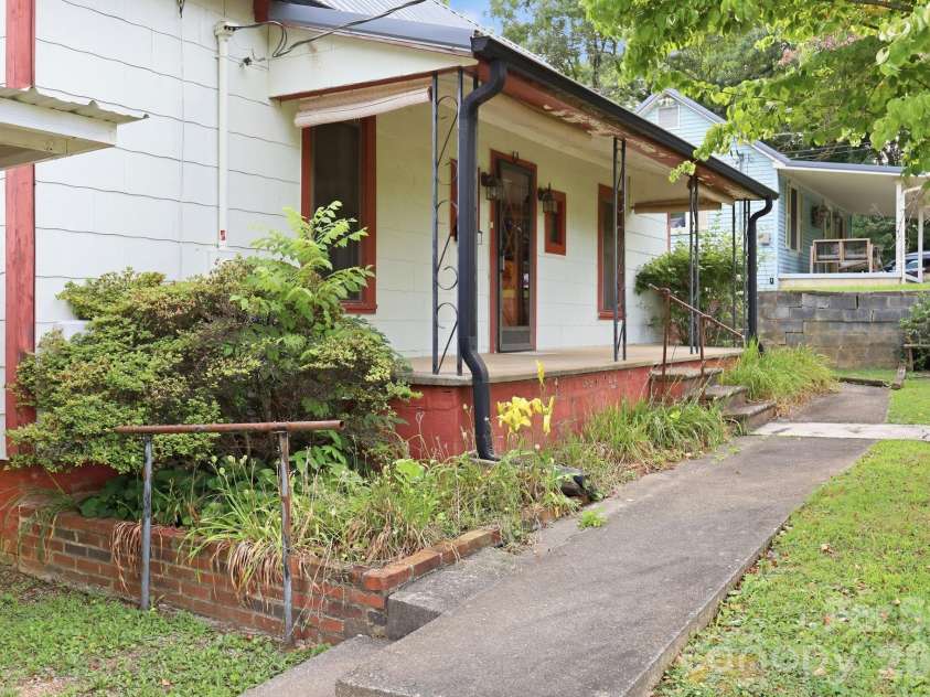 209 Virginia Avenue, Marion, NC 28752.  MLS# CAR4402750, YatesRealty ID 38210. 