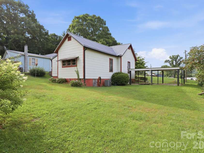 209 Virginia Avenue, Marion, NC 28752.  MLS# CAR4402750, YatesRealty ID 38210. 