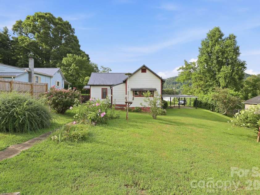 209 Virginia Avenue, Marion, NC 28752.  MLS# CAR4402750, YatesRealty ID 38210. 