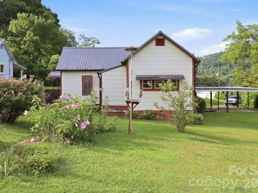 209 Virginia Avenue, Marion, NC 28752.  MLS# CAR4402750, YatesRealty ID 38210. 