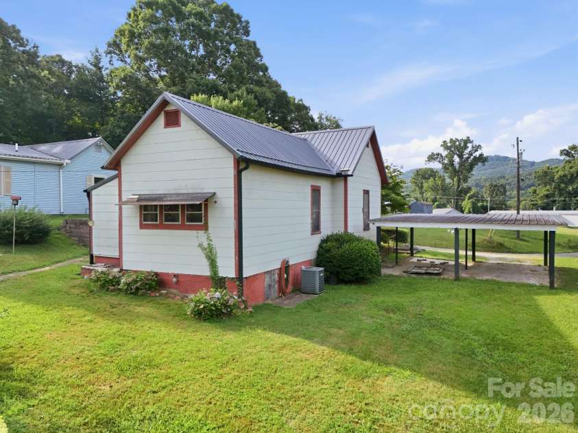 209 Virginia Avenue, Marion, NC 28752.  MLS# CAR4402750, YatesRealty ID 38210. 