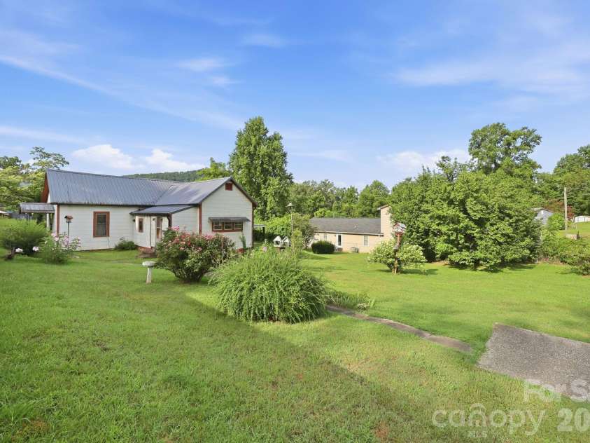 209 Virginia Avenue, Marion, NC 28752.  MLS# CAR4402750, YatesRealty ID 38210. 