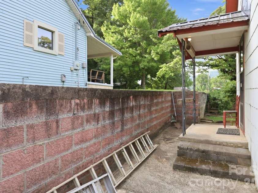 209 Virginia Avenue, Marion, NC 28752.  MLS# CAR4402750, YatesRealty ID 38210. 