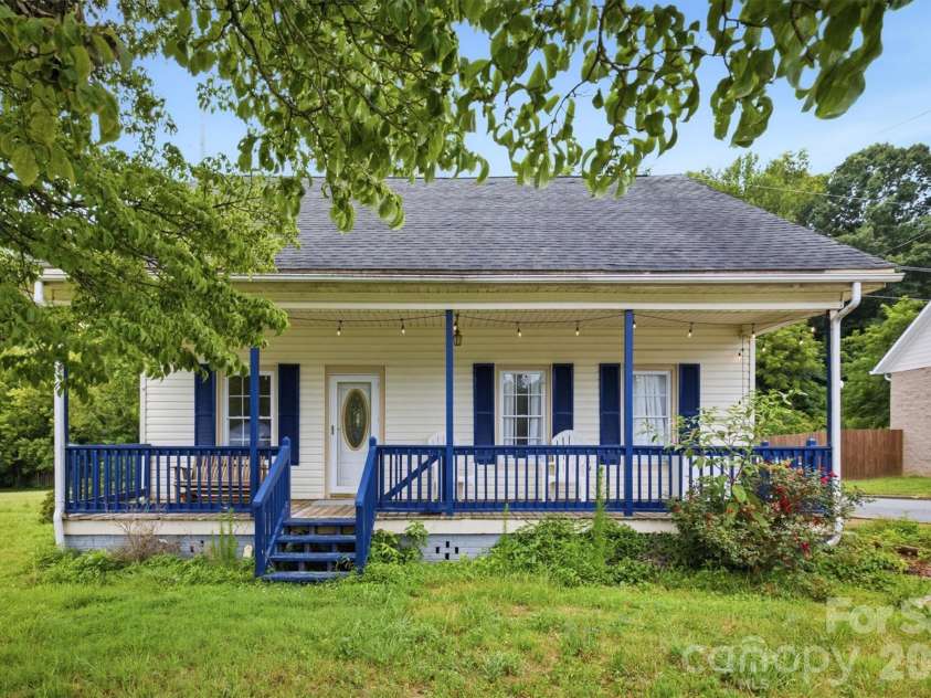 302 Catawba Avenue, Hickory, NC 28601.  MLS# CAR4404145, YatesRealty ID 38215. 