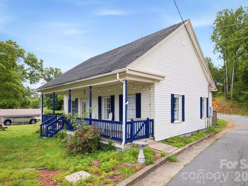 302 Catawba Avenue, Hickory, NC 28601.  MLS# CAR4404145, YatesRealty ID 38215. 