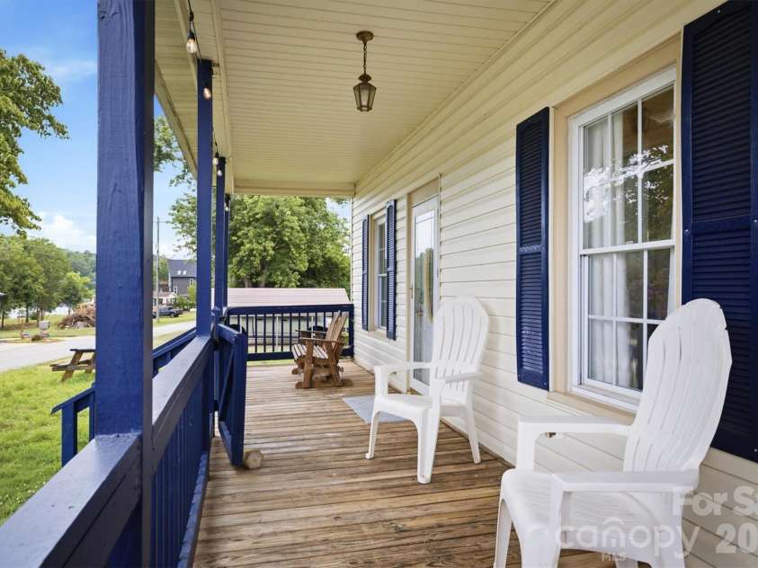 302 Catawba Avenue, Hickory, NC 28601.  MLS# CAR4404145, YatesRealty ID 38215. 
