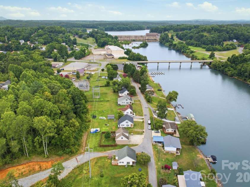 302 Catawba Avenue, Hickory, NC 28601.  MLS# CAR4404145, YatesRealty ID 38215. 