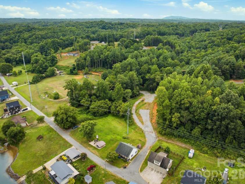 302 Catawba Avenue, Hickory, NC 28601.  MLS# CAR4404145, YatesRealty ID 38215. 