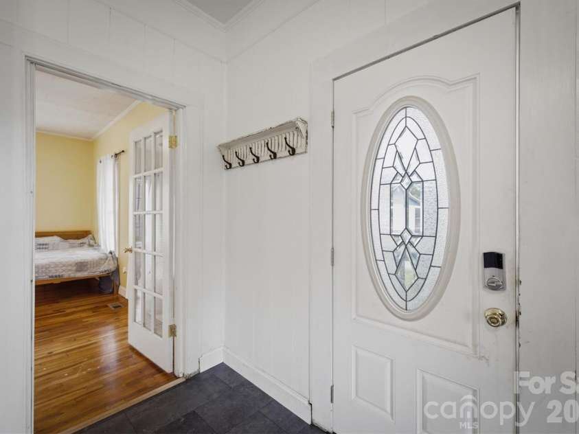 302 Catawba Avenue, Hickory, NC 28601.  MLS# CAR4404145, YatesRealty ID 38215. 