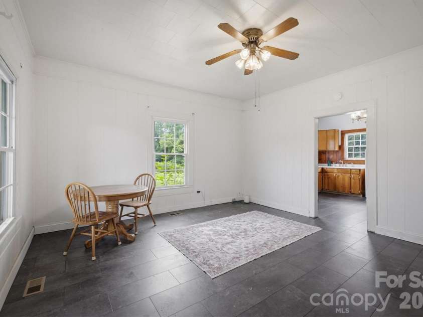 302 Catawba Avenue, Hickory, NC 28601.  MLS# CAR4404145, YatesRealty ID 38215. 