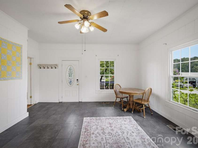 302 Catawba Avenue, Hickory, NC 28601.  MLS# CAR4404145, YatesRealty ID 38215. 