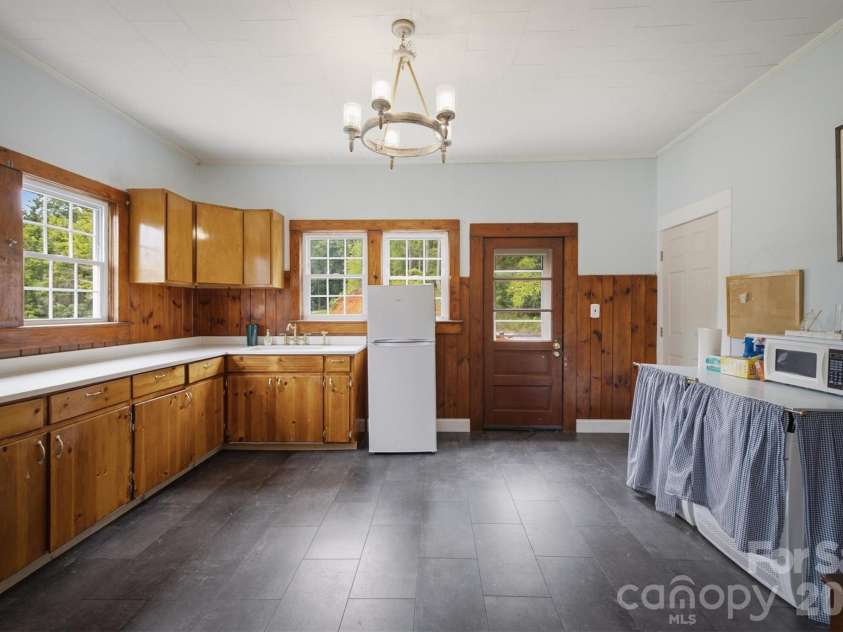 302 Catawba Avenue, Hickory, NC 28601.  MLS# CAR4404145, YatesRealty ID 38215. 