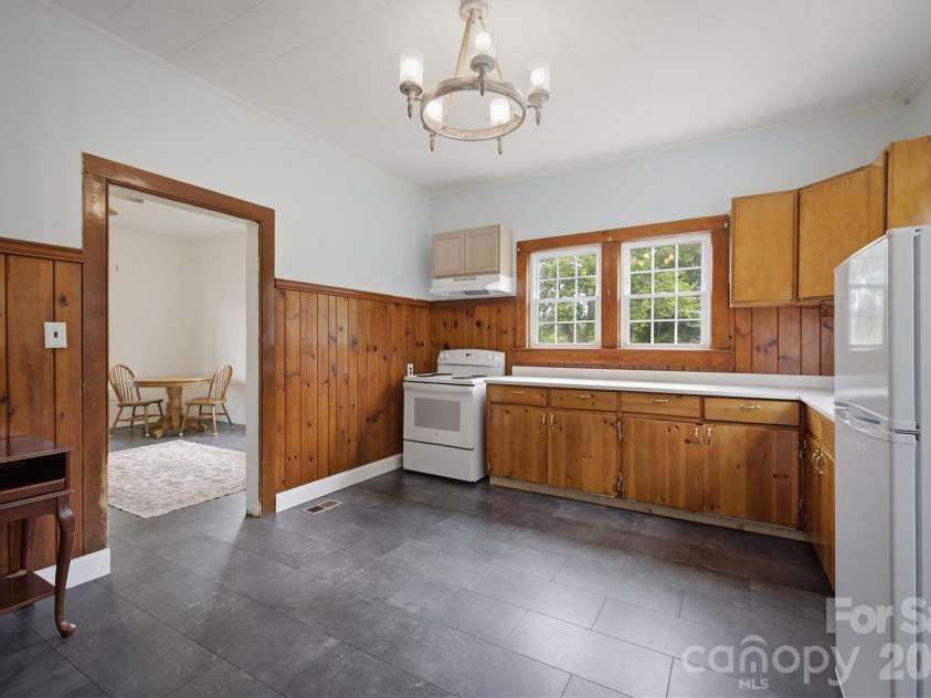 302 Catawba Avenue, Hickory, NC 28601.  MLS# CAR4404145, YatesRealty ID 38215. 