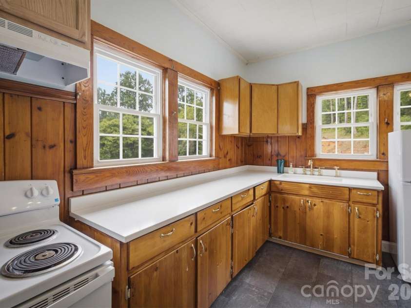 302 Catawba Avenue, Hickory, NC 28601.  MLS# CAR4404145, YatesRealty ID 38215. 