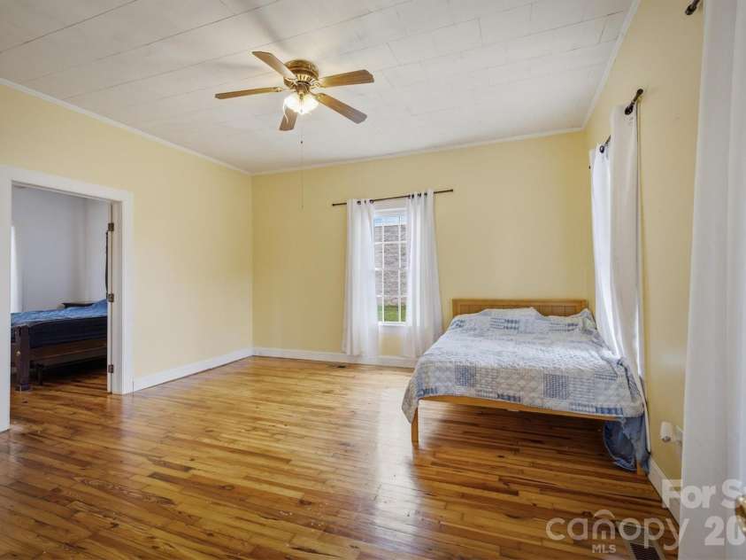302 Catawba Avenue, Hickory, NC 28601.  MLS# CAR4404145, YatesRealty ID 38215. 