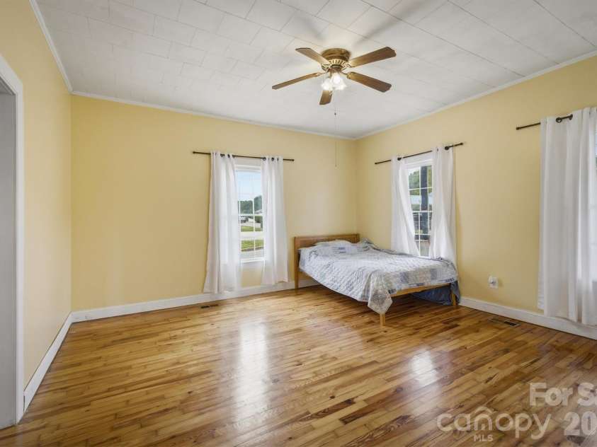 302 Catawba Avenue, Hickory, NC 28601.  MLS# CAR4404145, YatesRealty ID 38215. 