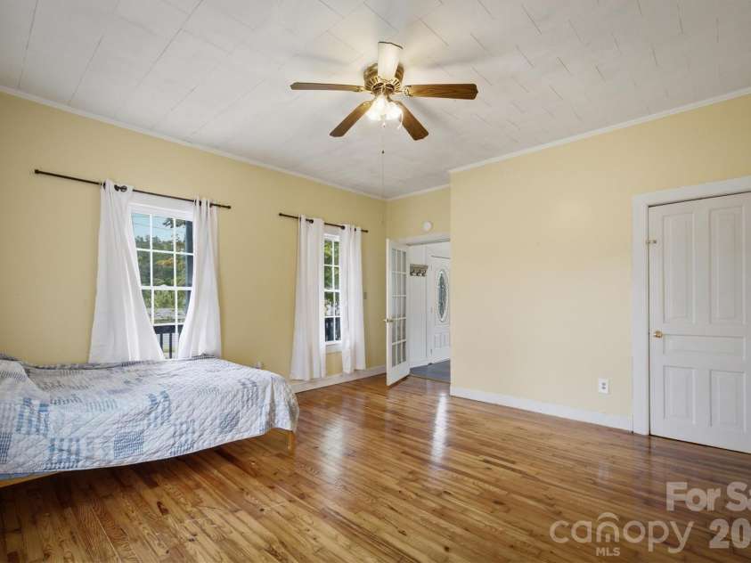 302 Catawba Avenue, Hickory, NC 28601.  MLS# CAR4404145, YatesRealty ID 38215. 