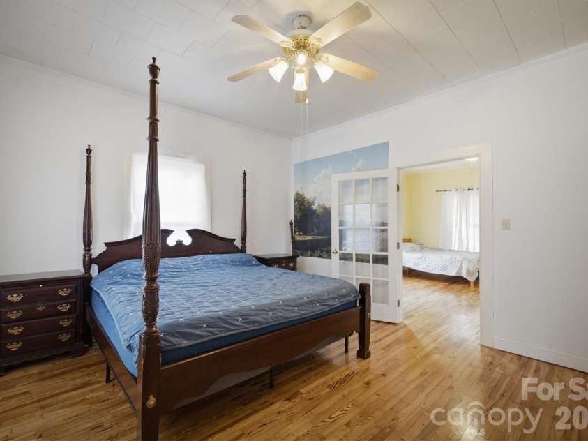 302 Catawba Avenue, Hickory, NC 28601.  MLS# CAR4404145, YatesRealty ID 38215. 