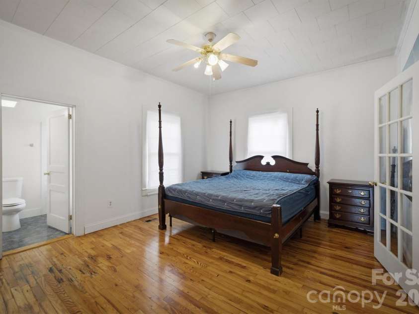 302 Catawba Avenue, Hickory, NC 28601.  MLS# CAR4404145, YatesRealty ID 38215. 