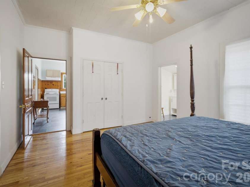 302 Catawba Avenue, Hickory, NC 28601.  MLS# CAR4404145, YatesRealty ID 38215. 