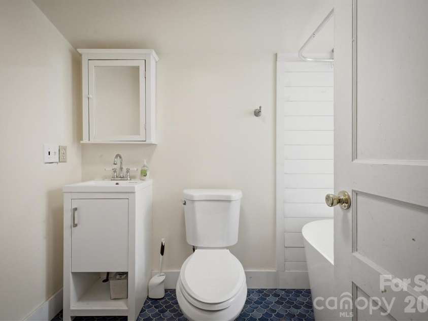 302 Catawba Avenue, Hickory, NC 28601.  MLS# CAR4404145, YatesRealty ID 38215. 