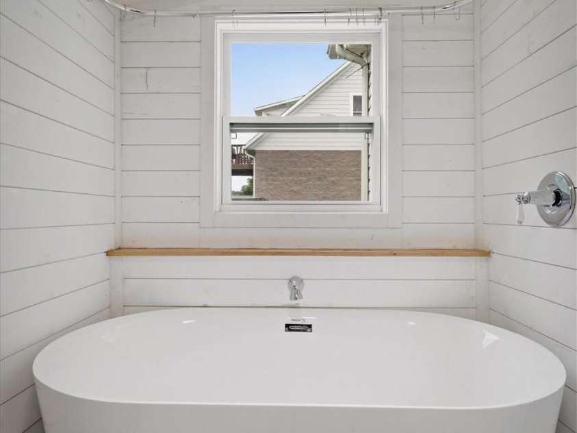 302 Catawba Avenue, Hickory, NC 28601.  MLS# CAR4404145, YatesRealty ID 38215. 