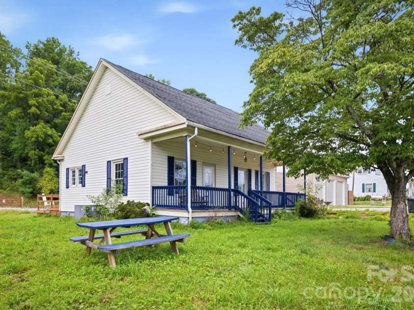 302 Catawba Avenue, Hickory, NC 28601.  MLS# CAR4404145, YatesRealty ID 38215. 