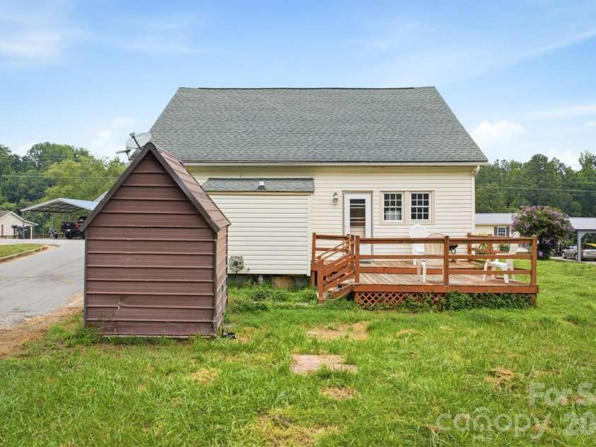 302 Catawba Avenue, Hickory, NC 28601.  MLS# CAR4404145, YatesRealty ID 38215. 