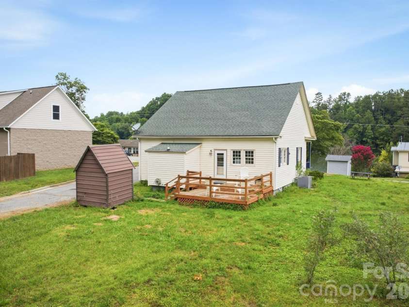 302 Catawba Avenue, Hickory, NC 28601.  MLS# CAR4404145, YatesRealty ID 38215. 