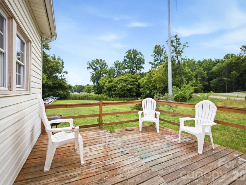 302 Catawba Avenue, Hickory, NC 28601.  MLS# CAR4404145, YatesRealty ID 38215. 