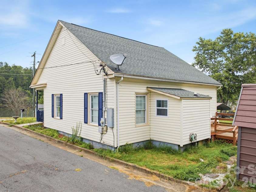 302 Catawba Avenue, Hickory, NC 28601.  MLS# CAR4404145, YatesRealty ID 38215. 