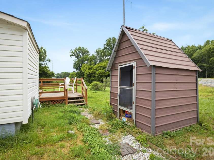 302 Catawba Avenue, Hickory, NC 28601.  MLS# CAR4404145, YatesRealty ID 38215. 