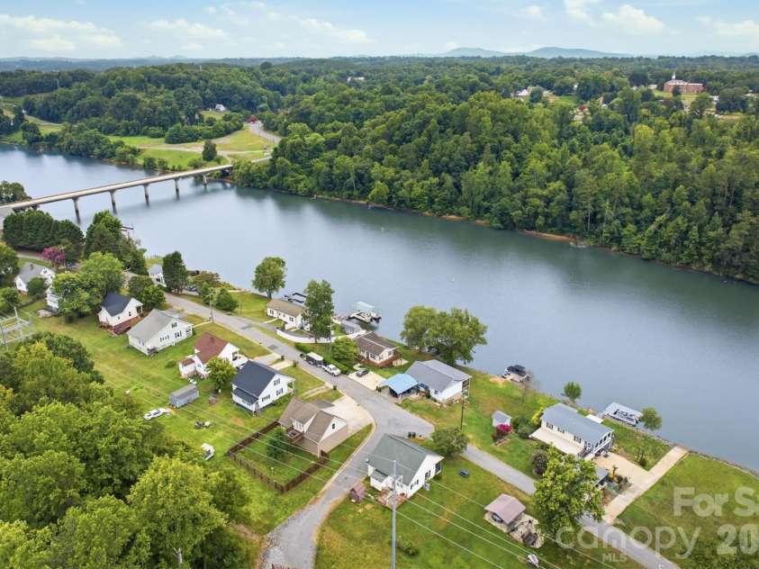 302 Catawba Avenue, Hickory, NC 28601.  MLS# CAR4404145, YatesRealty ID 38215. 