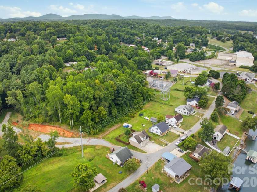 302 Catawba Avenue, Hickory, NC 28601.  MLS# CAR4404145, YatesRealty ID 38215. 