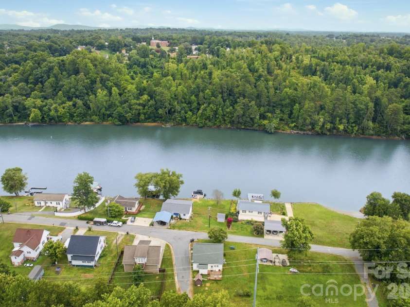 302 Catawba Avenue, Hickory, NC 28601.  MLS# CAR4404145, YatesRealty ID 38215. 
