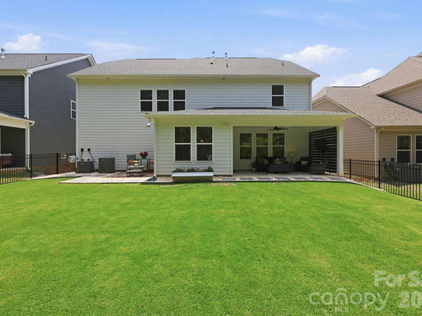 15316 Ravenall Drive, Huntersville, NC 28078.  MLS# CAR4390726, YatesRealty ID 38216. Large back yard