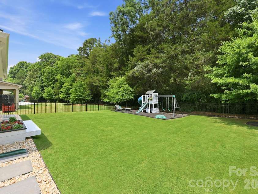 15316 Ravenall Drive, Huntersville, NC 28078.  MLS# CAR4390726, YatesRealty ID 38216. Large backyard