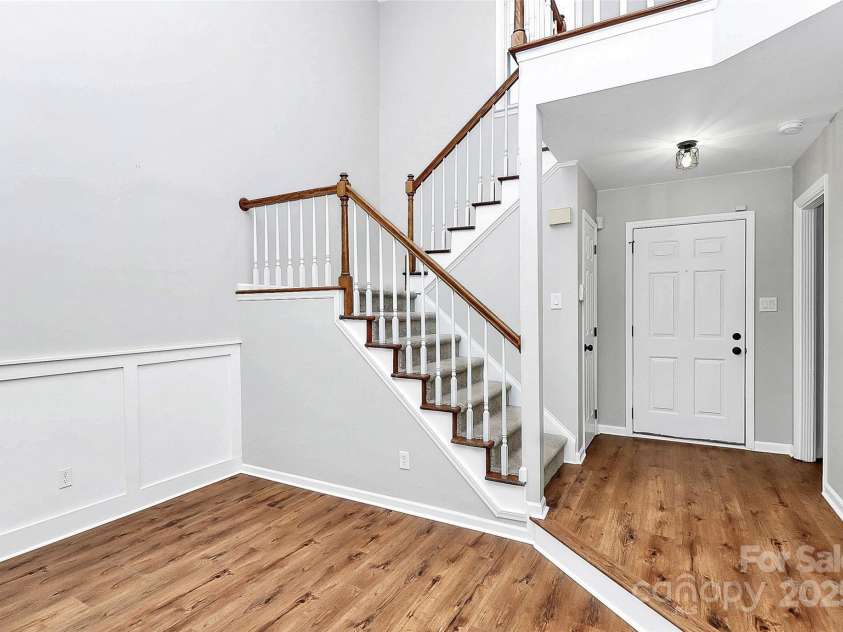 9449 Kings Falls Drive, Charlotte, NC 28210.  MLS# CAR4329591, YatesRealty ID 3822. 