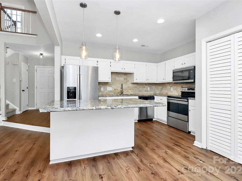 9449 Kings Falls Drive, Charlotte, NC 28210.  MLS# CAR4329591, YatesRealty ID 3822. 