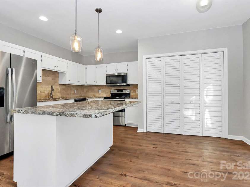 9449 Kings Falls Drive, Charlotte, NC 28210.  MLS# CAR4329591, YatesRealty ID 3822. 