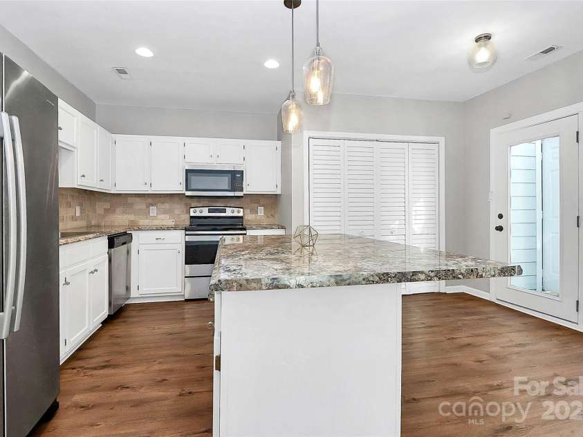 9449 Kings Falls Drive, Charlotte, NC 28210.  MLS# CAR4329591, YatesRealty ID 3822. 